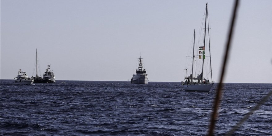 SUMUD FİLOSU'NDA SU ALMAYA BAŞLAYAN TEKNENİN YOLCULARI TÜRKİYE TARAFINDAN TAHLİYE EDİLDİ