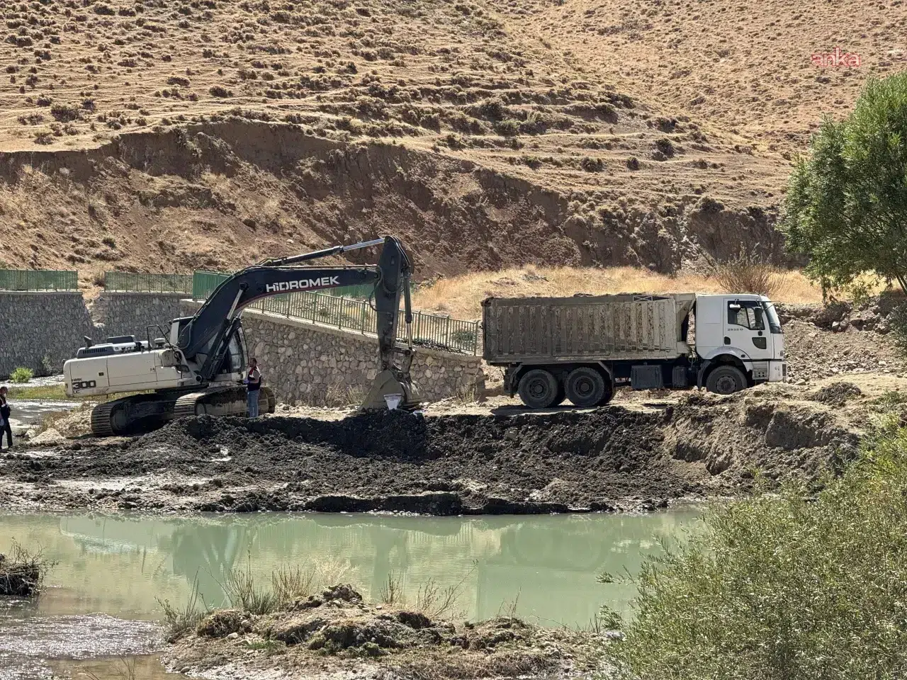 AFET & KAZA Hakkari’de iş makinesi ile kamyon arasında sıkışan operatör hayatını kaybetti