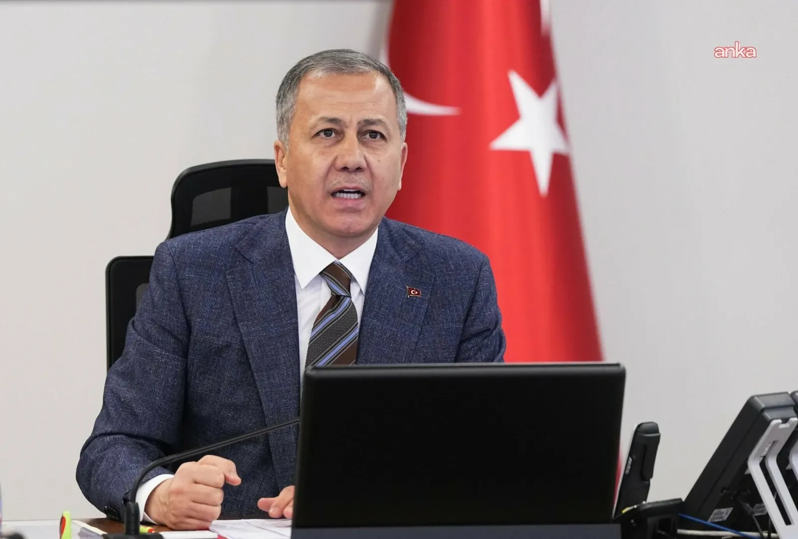 GÜNDEM Ali Yerlikaya duyurdu: “‘Ruhsatsız silah taşıyan şahıslara yönelik operasyonlarda 2 bin 82 şüpheli hakkında işlem yapıldı” GÜNDEM Ali Yerlikaya duyurdu: “‘Ruhsatsız silah taşıyan şahıslara yönelik operasyonlarda 2 bin 82 şüpheli hakkında işlem yapıldı”