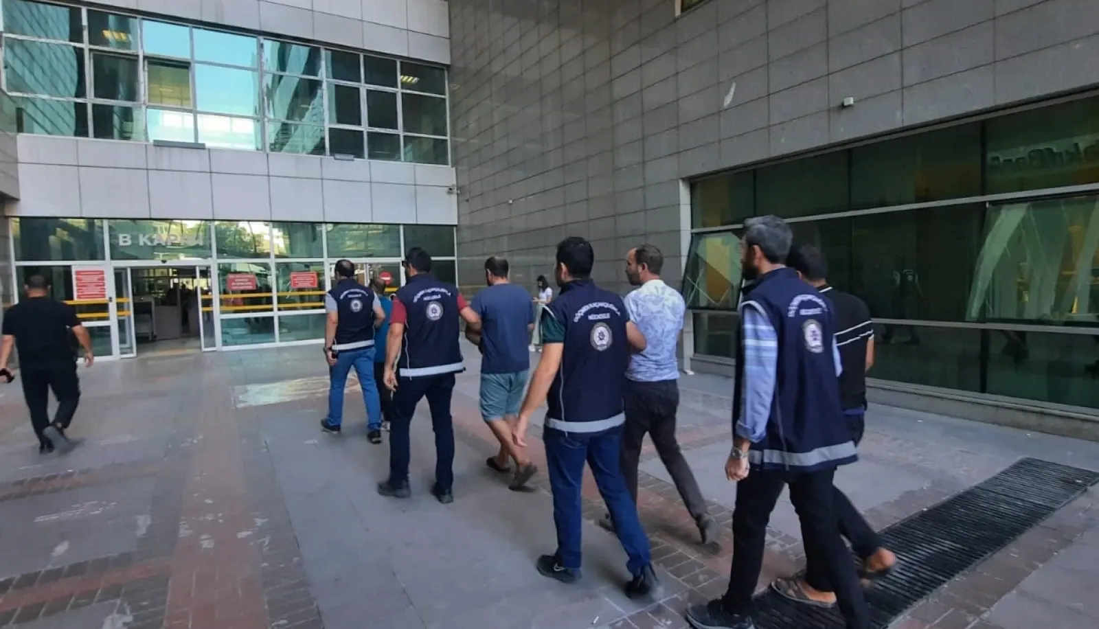 ASAYİŞ Mersin’de düzensiz göçmen operasyonu! 14 düzensiz göçmen yakalandı