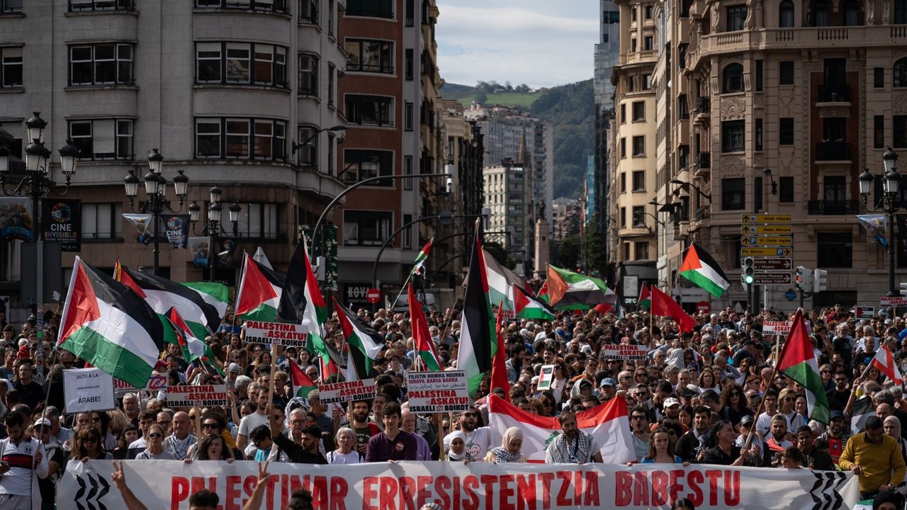 Berlin’de düzenlenen Filistin’e destek yürüyüşüne 100 bini aşkın kişi katıldı