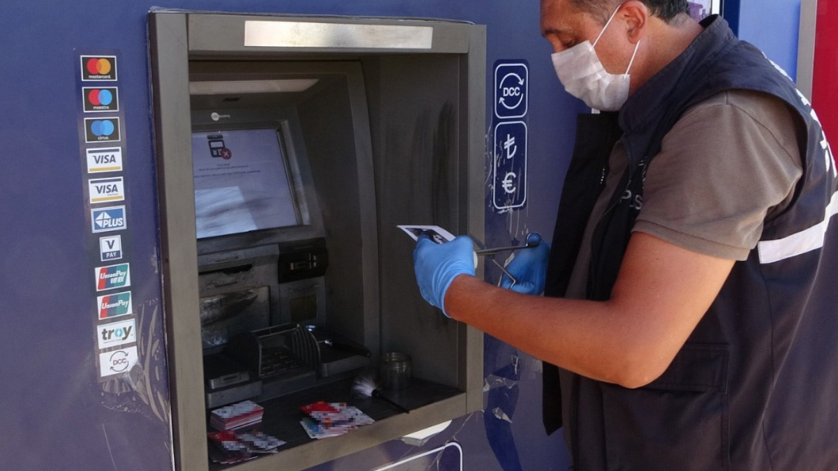 Antalya’da çalıntı 60 kartla ATM’yi boşaltacaktı, başaramayınca cihaza zarar verdi