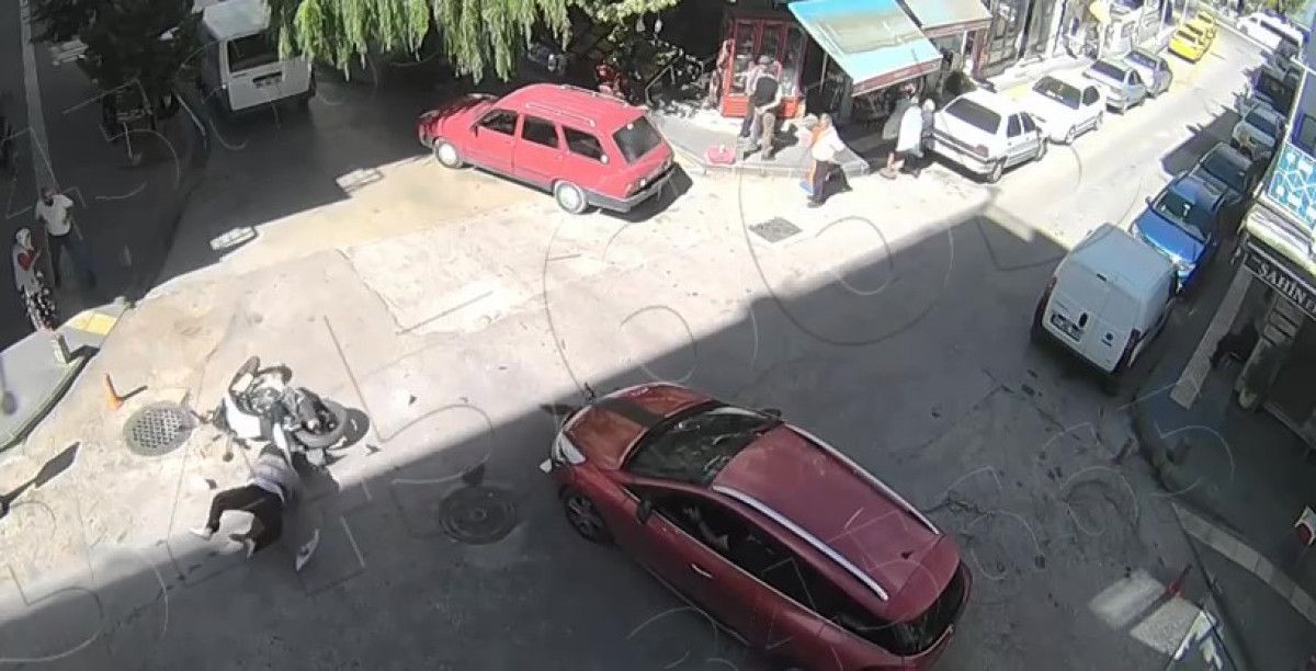 Amasya’da otomobile çarpan motosikletin sürücüsü havada takla attı