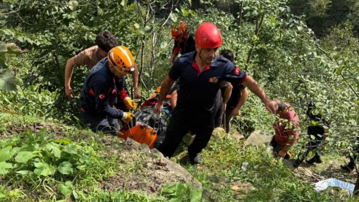 Giresun’da otomobil dereye yuvarlandı: 1 ölü 1 yaralı Giresun’da otomobil dereye yuvarlandı: 1 ölü 1 yaralı
