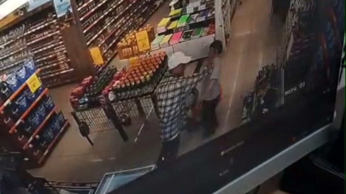 Sakarya’da markette otizmli çocuğa vurup düşürdü: O anlar kamerada