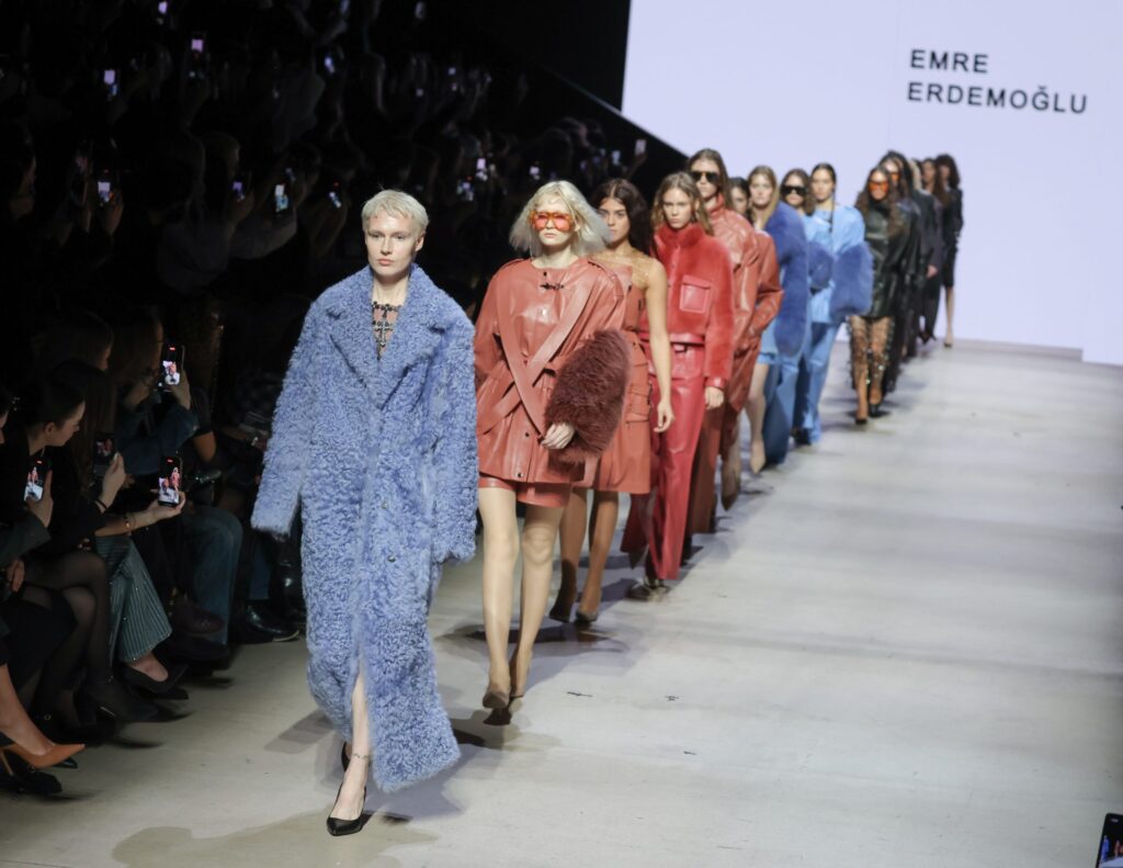 Cennetin batısında, kadının devrimi başlıyor Cennetin batısında, kadının devrimi başlıyor