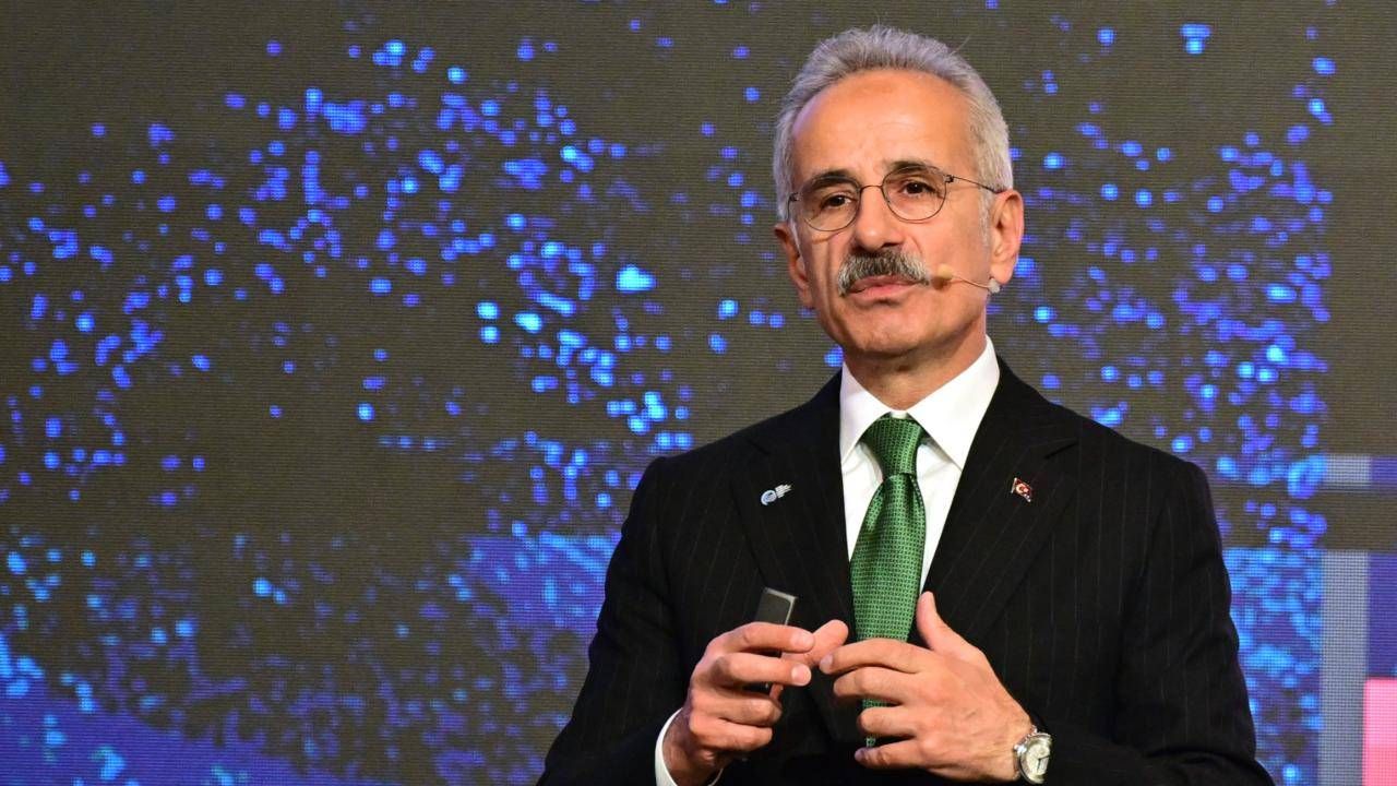 Bakan Abdulkadir Uraloğlu, Türkiye'nin ilk 6 akslı elektrikli lokomotifinin üretileceğini bildirdi