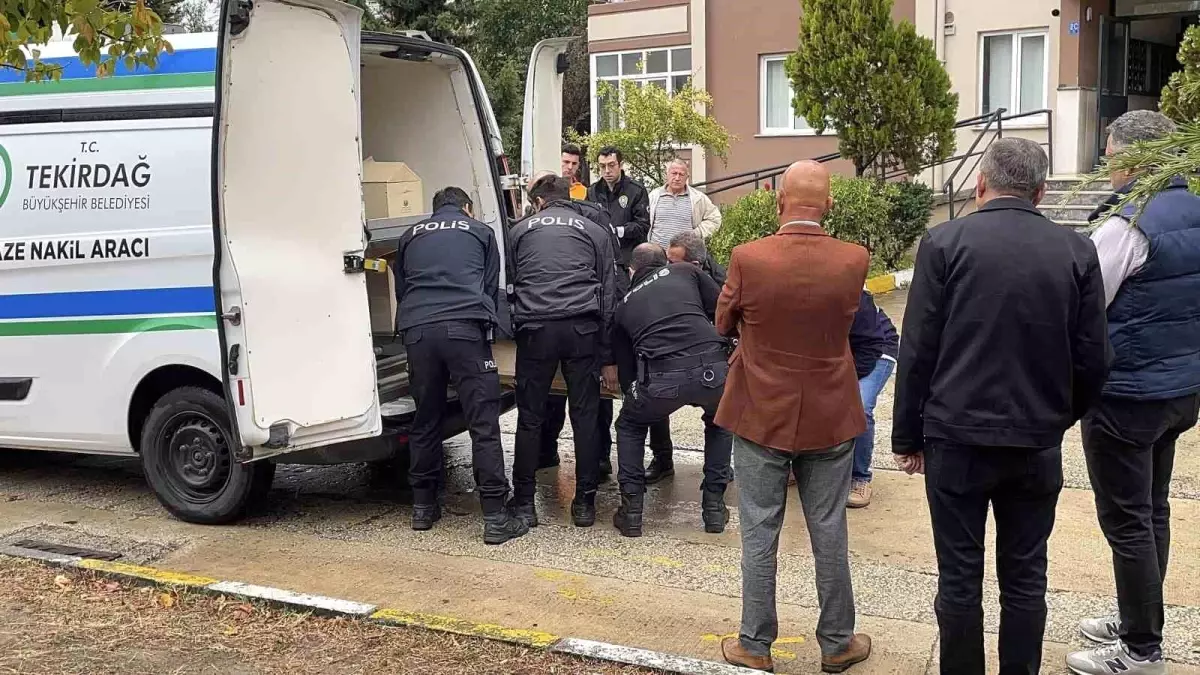 Kapaklı’da Yangın Merdiveninde Gizemli Ölüm Kapaklı’da Yangın Merdiveninde Gizemli Ölüm