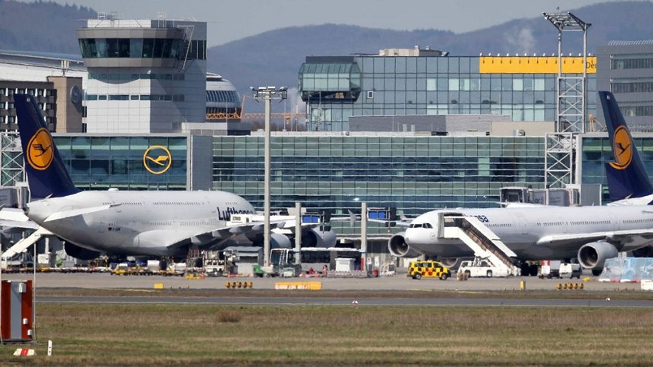 Lufthansa’da binlerce kişiyi işten çıkarma planı: Kâr hedefini yükseltmişti Lufthansa’da binlerce kişiyi işten çıkarma planı: Kâr hedefini yükseltmişti