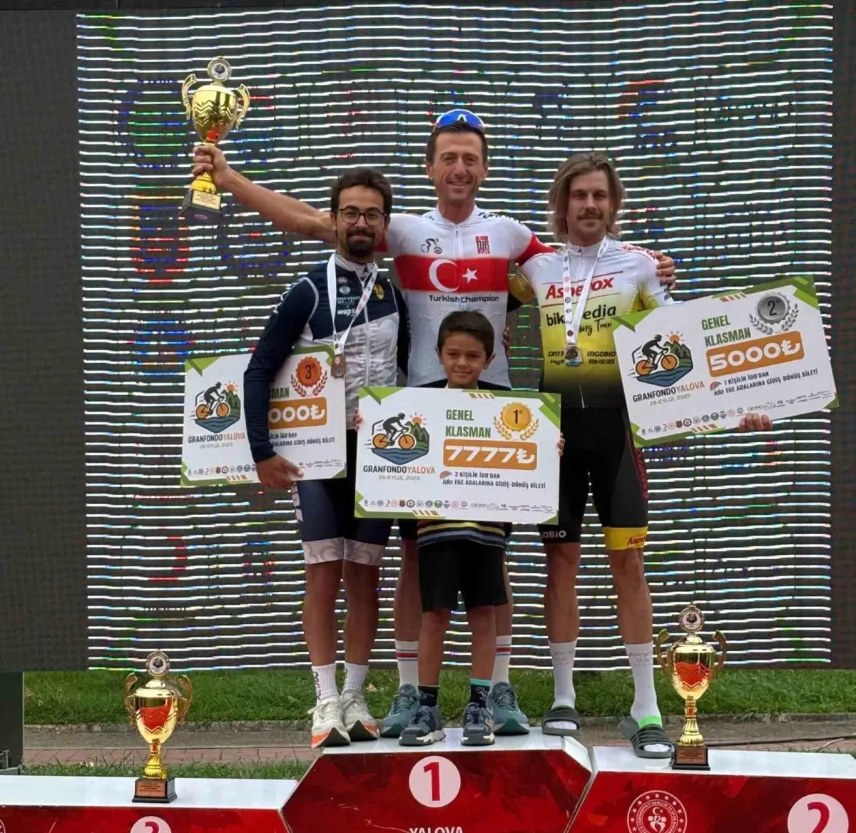 Bilecikli Bisikletçi Mert Hüner, Yalova Granfondo’da İki Madalya Kazandı