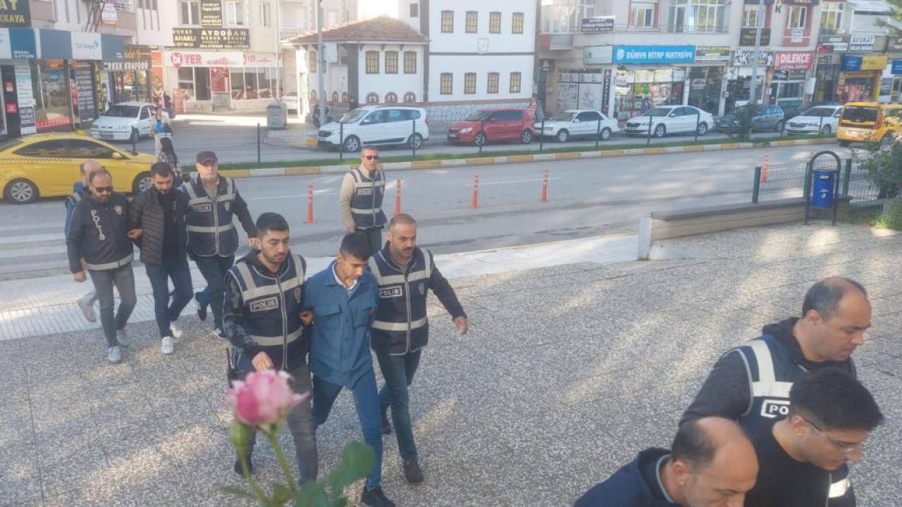 İzmir’de Asayiş Uygulaması Sonucu 136 Kişi Tutuklandı