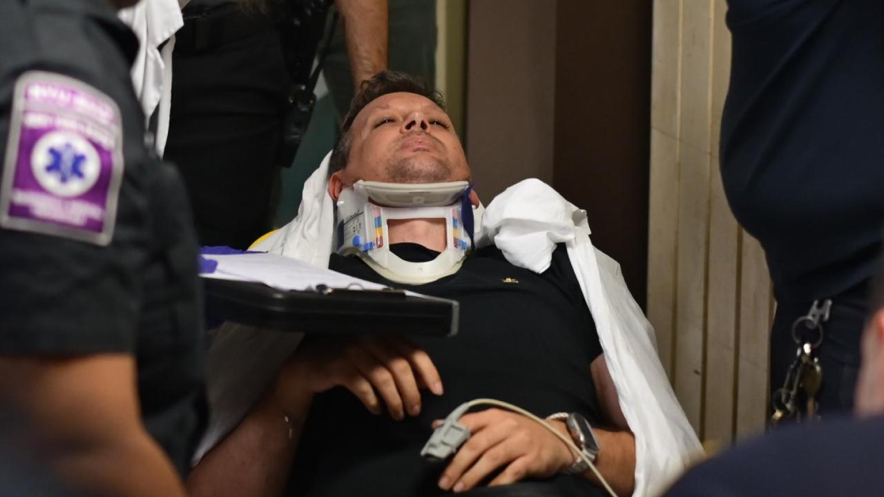 ABD'DE ICE'NİN SERT MÜDAHALESİ SONUCU KAFASINI YERE ÇARPAN AA BAŞKAMERAMANI HASTANEYE KALDIRILDI ABD'DE ICE'NİN SERT MÜDAHALESİ SONUCU KAFASINI YERE ÇARPAN AA BAŞKAMERAMANI HASTANEYE KALDIRILDI