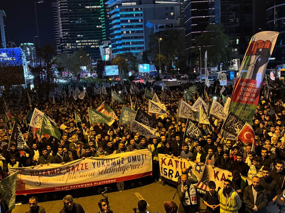 Binler Siyonist konsolosluk önünde Sumud saldırısını lanetliyor Binler Siyonist konsolosluk önünde Sumud saldırısını lanetliyor