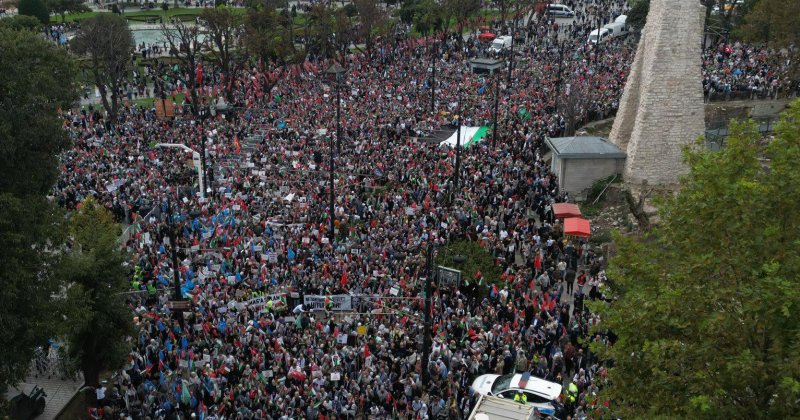 Aksa Tufanı’nın yıl dönümünde on binlerce kişi Gazze için yürüdü: Gazze Hamas’tır! Aksa Tufanı’nın yıl dönümünde on binlerce kişi Gazze için yürüdü: Gazze Hamas’tır!