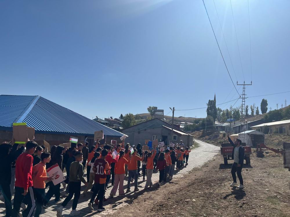 Karayazı Elmalıdere köyü öğrencilerinden Gazze’ye selam Karayazı Elmalıdere köyü öğrencilerinden Gazze’ye selam