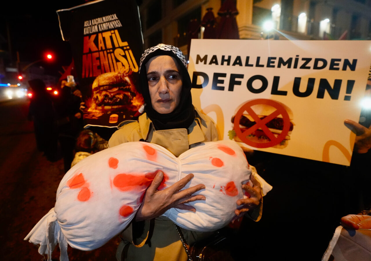 Üsküdar’da McDonald’s Şubesine Yönelik Protestolar Devam Üsküdar’da McDonald’s Şubesine Yönelik Protestolar Devam