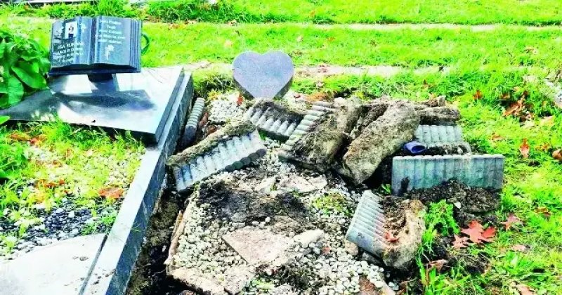 Almanya’da Müslüman Mezarlığına Zarar Verildi Almanya’da Müslüman Mezarlığına Zarar Verildi