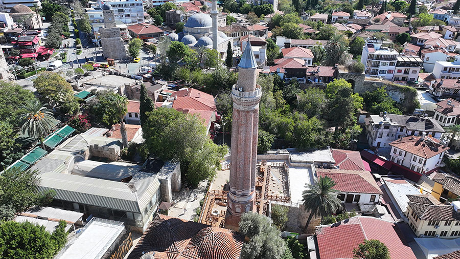 Yivli Minare çevresindeki kazılarda açığa çıkarılan mezarlardan 3’ü koruma altına alındı