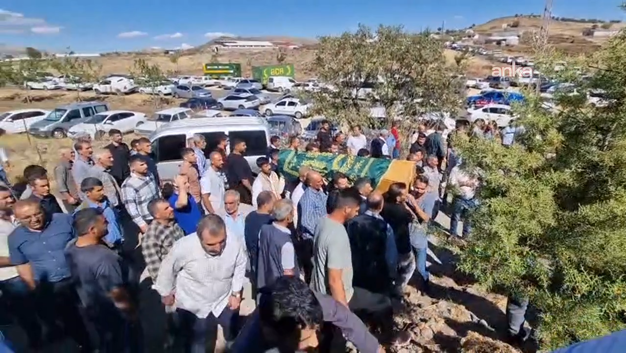 AFET & KAZA Diyarbakır’da karbonmonoksit gazından zehirlenen 4 kuzen yan yana toprağa verildi AFET & KAZA Diyarbakır’da karbonmonoksit gazından zehirlenen 4 kuzen yan yana toprağa verildi