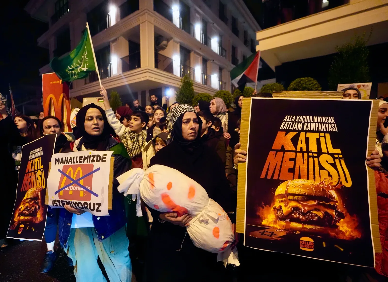 SON DAKİKA Üsküdar’da mahalle sakinlerinden McDonald’s protestosu: Mahallemizde katil İsrail destekçisi istemiyoruz SON DAKİKA Üsküdar’da mahalle sakinlerinden McDonald’s protestosu: Mahallemizde katil İsrail destekçisi istemiyoruz