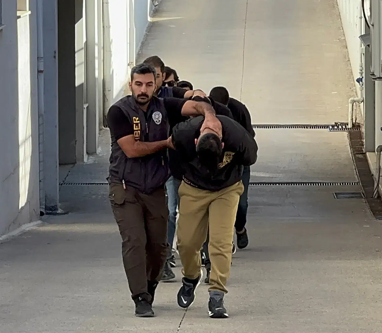 ASAYİŞ Sahtekarlıkta sınır yok! Adana’da “sazan sarmalı” yöntemiyle dolandırıcılık yapan 6 zanlı tutuklandı