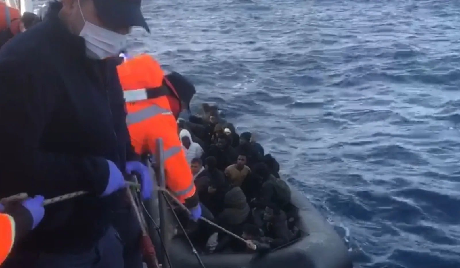 İzmir Açıklarında 86 Düzensiz Göçmen Yakalandı İzmir Açıklarında 86 Düzensiz Göçmen Yakalandı