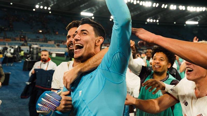 Üst üste 3 penaltı kurtaran Berke Özer, Avrupa basınının manşetlerinde Üst üste 3 penaltı kurtaran Berke Özer, Avrupa basınının manşetlerinde