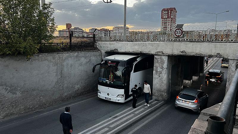 Ağrı 1970 Spor’un takım otobüsü, Kayseri’de altgeçide sıkıştı