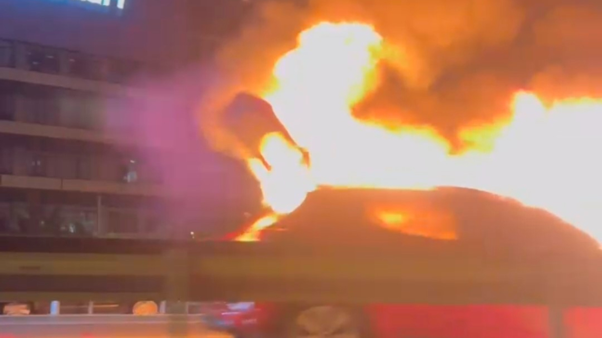 İstanbul’da seyir halindeki otomobil yandı İstanbul’da seyir halindeki otomobil yandı