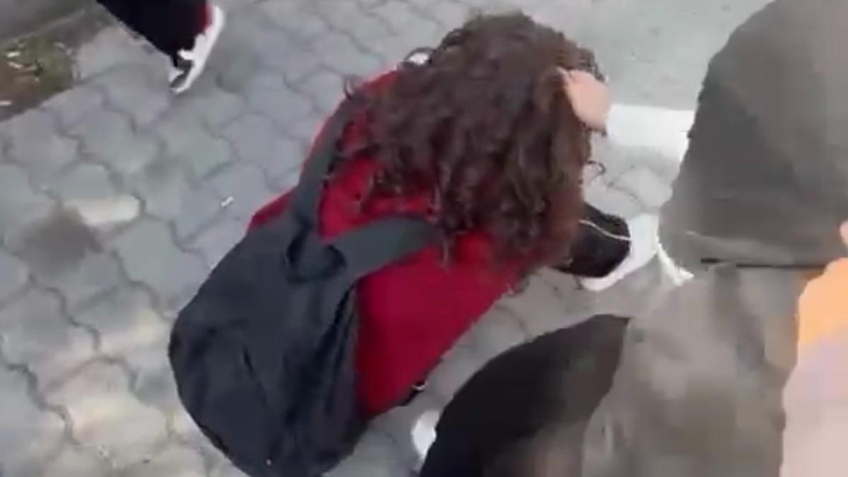 Balıkesir’de Kız Öğrenciler Arasında Kavga Ortaya Çıktı Balıkesir’de Kız Öğrenciler Arasında Kavga Ortaya Çıktı