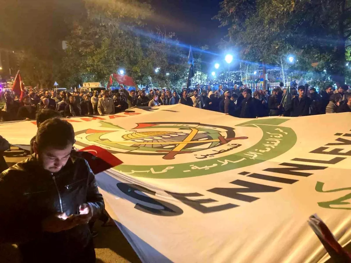 ABD Büyükelçiliği Önünde Filistin İçin Eylem Düzenlendi ABD Büyükelçiliği Önünde Filistin İçin Eylem Düzenlendi