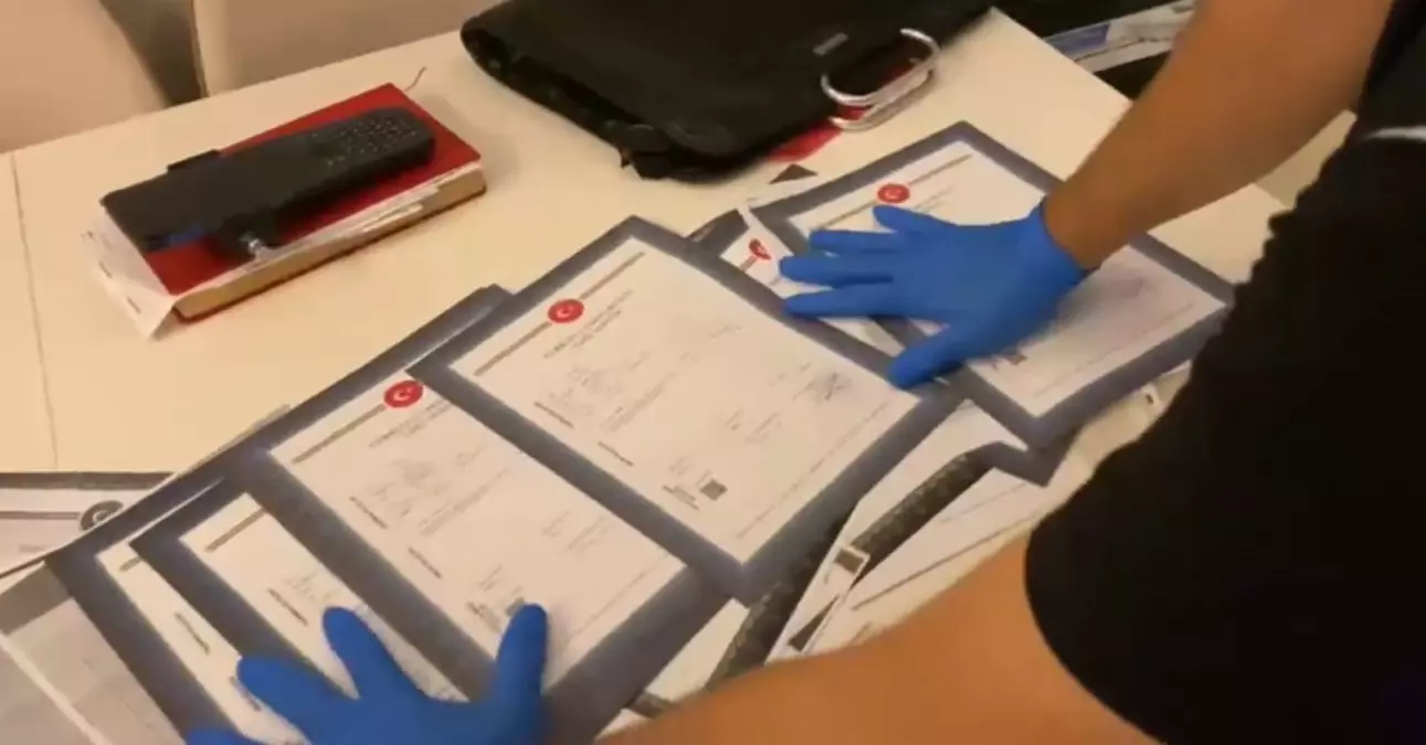 Adana’da Kamu Görevlisi Kılığına Giren 5 Şüpheli Tutuklandı Adana’da Kamu Görevlisi Kılığına Giren 5 Şüpheli Tutuklandı