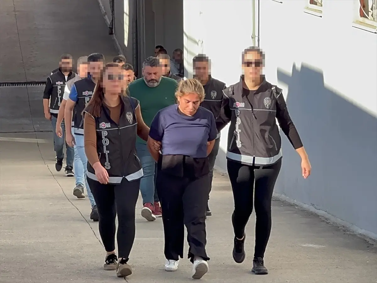Adana’da Dolandırıcılık Operasyonu: 13 Gözaltı, 5 Tutuklama Adana’da Dolandırıcılık Operasyonu: 13 Gözaltı, 5 Tutuklama