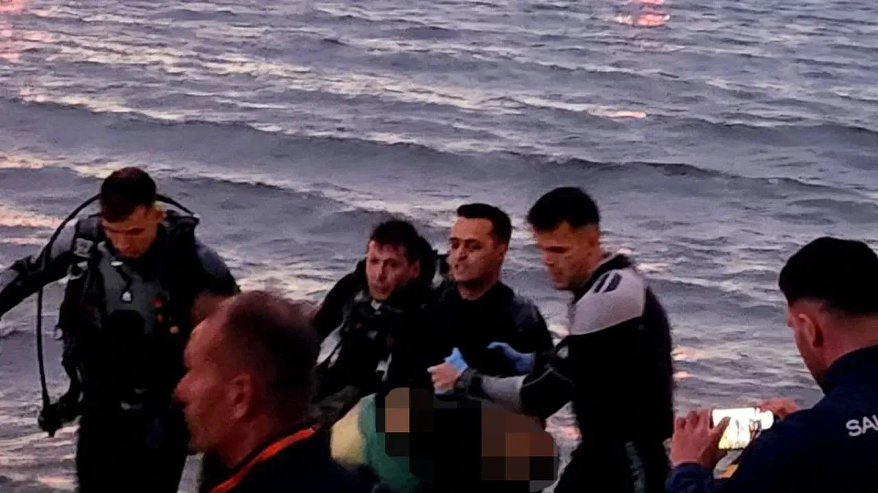 SON DAKİKA
Çanakkale'de batan balıkçı teknesinde 3 kişi öldü SON DAKİKA
Çanakkale'de batan balıkçı teknesinde 3 kişi öldü