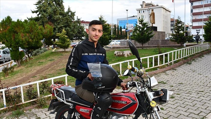 ASAYİŞ Cezadan sonra kask kullanmaya başlayan kurye kaza geçirince polise teşekkür etti ASAYİŞ Cezadan sonra kask kullanmaya başlayan kurye kaza geçirince polise teşekkür etti