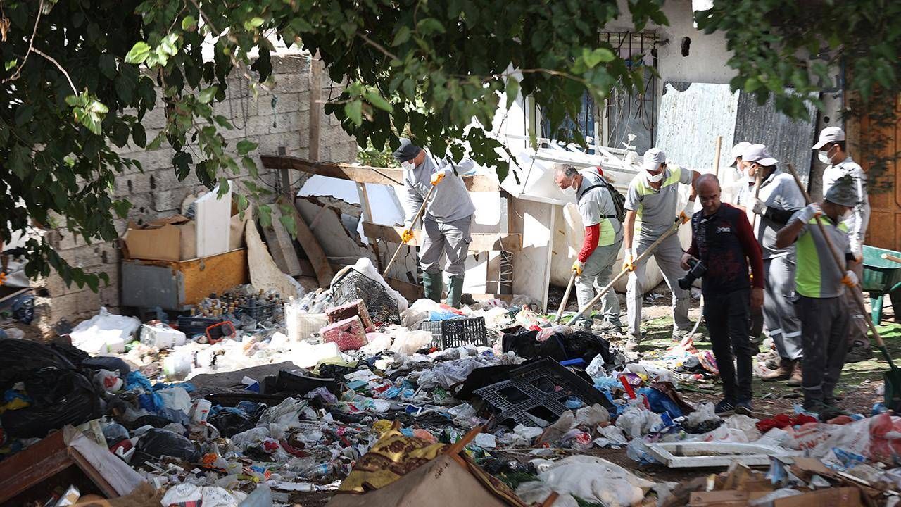 Antalya'da 8 evden tonlarca çöp çıktı