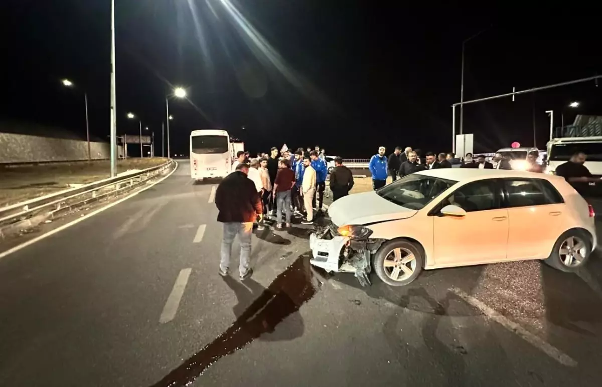 Elazığspor Oyuncularını Taşıyan Otobüs Kaza Geçirdi Elazığspor Oyuncularını Taşıyan Otobüs Kaza Geçirdi