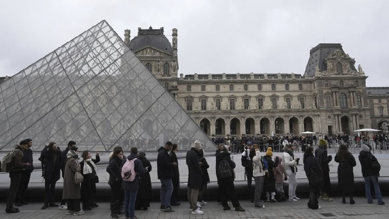 Louvre Müzesi’nde soygun: Değerli mücevherler çalındı