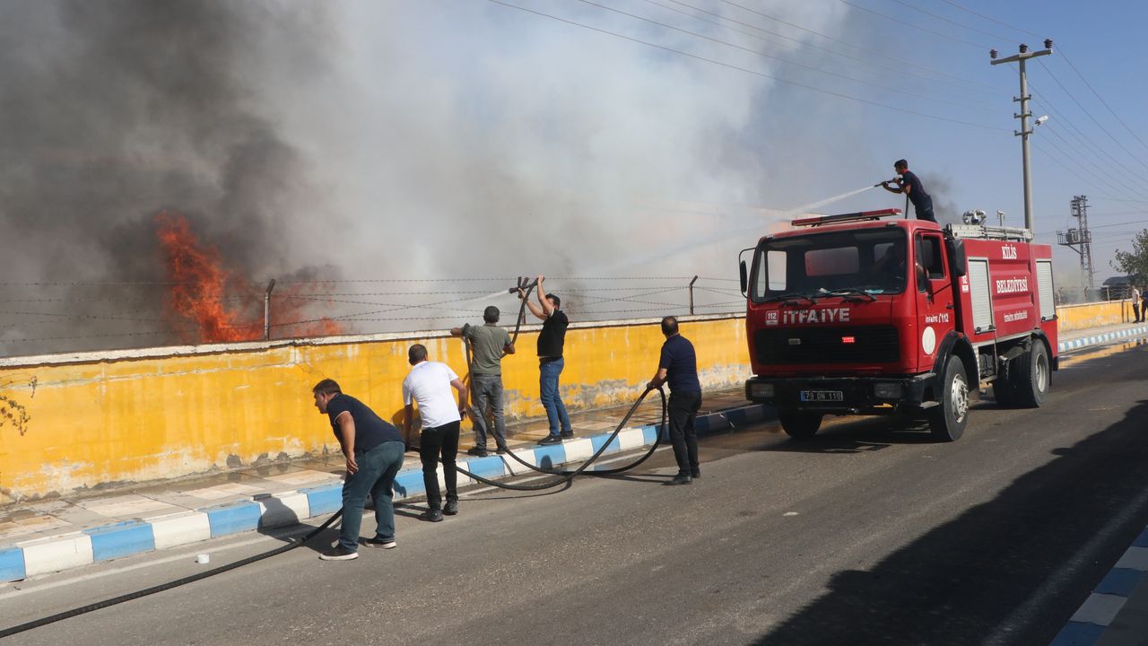 Kilis'te kauçuk üretim fabrikasında çıkan yangın söndürüldü