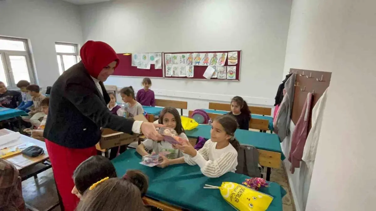Diyarbakır’da Muhtar, Kız Çocuklarına Hediyeler Dağıttı