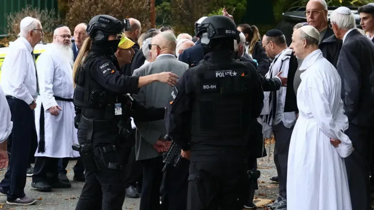 ASAYİŞ İngiltere’de bir şahıs, aracını yürüyenlerin üzerine sürdü, bıçaklı saldırı yaptı! 2 kişi öldü ASAYİŞ İngiltere’de bir şahıs, aracını yürüyenlerin üzerine sürdü, bıçaklı saldırı yaptı! 2 kişi öldü