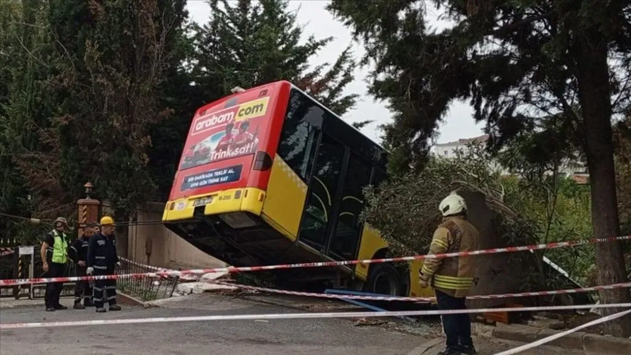İETT otobüsü istinat duvarını yıkarak asılı kaldı