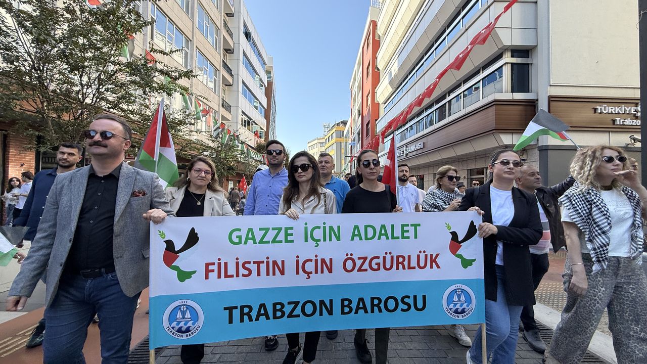 Trabzon'da 'Gazze İçin Ayaktayız' sloganıyla yürüyüş düzenlendi