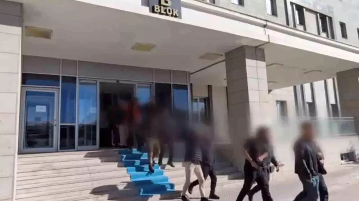 Van’da Eş Zamanlı Operasyonda 74 Şüpheli Gözaltına Alındı Van’da Eş Zamanlı Operasyonda 74 Şüpheli Gözaltına Alındı