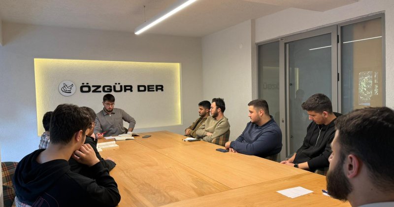 Özgür-Der Üniversite Gençliği ‘Türk’e Tapmak’ Kitabını