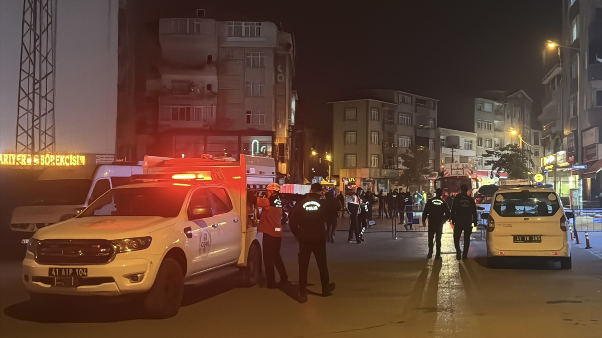 Kocaeli Gebze’de Kolonları Çatlayan Bina Tahliye Edildi Kocaeli Gebze’de Kolonları Çatlayan Bina Tahliye Edildi