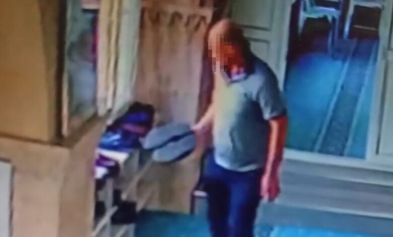 Adana’da camide ayakkabıları inceleyen hırsızlık olayı Adana’da camide ayakkabıları inceleyen hırsızlık olayı