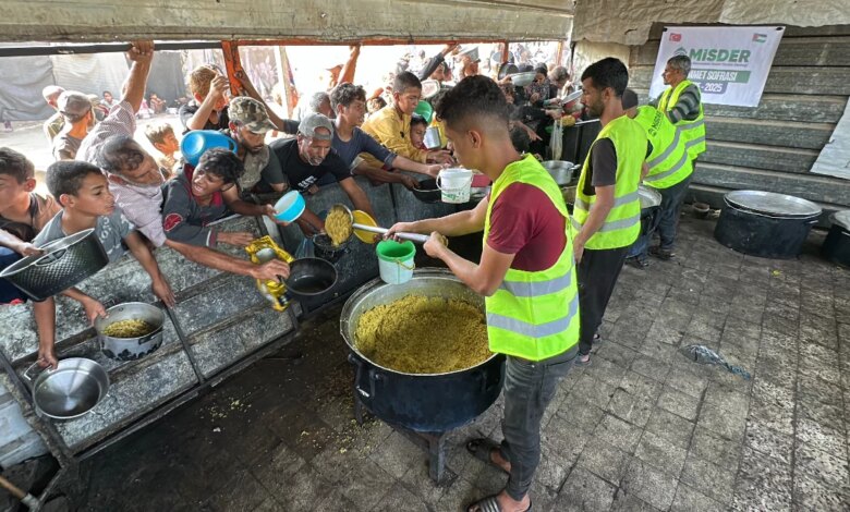 MİSDER, Gazze’de Sıcak Yemek ve Su Dağıtımını Sürdürüyor MİSDER, Gazze’de Sıcak Yemek ve Su Dağıtımını Sürdürüyor