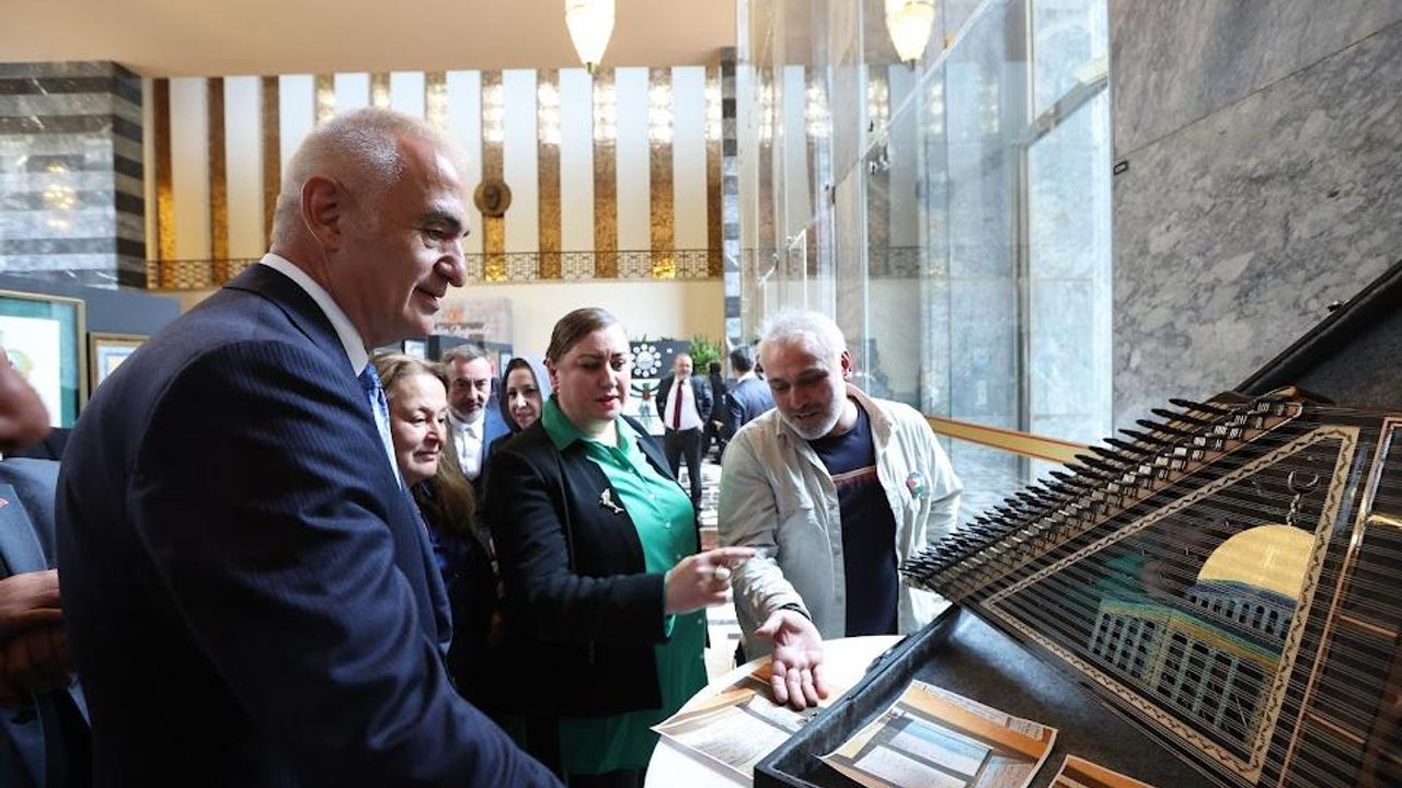 Bakan Ersoy, Atatürk’ün Anma Törenine Katıldı Bakan Ersoy, Atatürk’ün Anma Törenine Katıldı