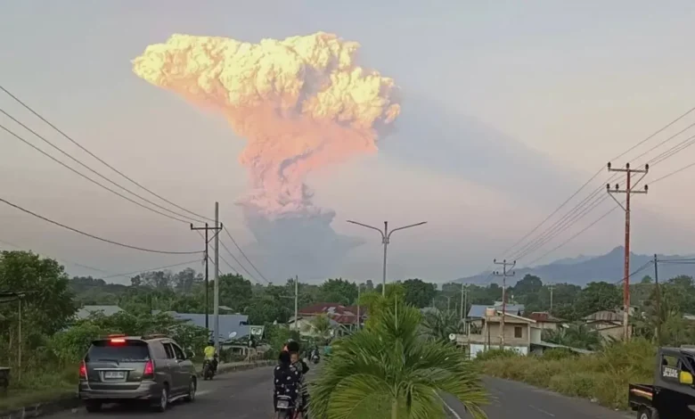 Endonezya’da Lewotobi Laki Laki Yanardağı Patladı